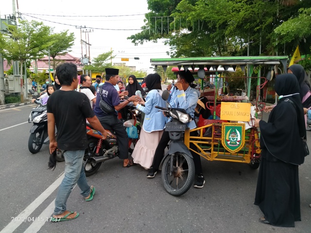 Pengurus Dan Pembina OSIS SMA Negeri 1 Bangko Bagi Takjil Keliling Kota Bagansiapiapi