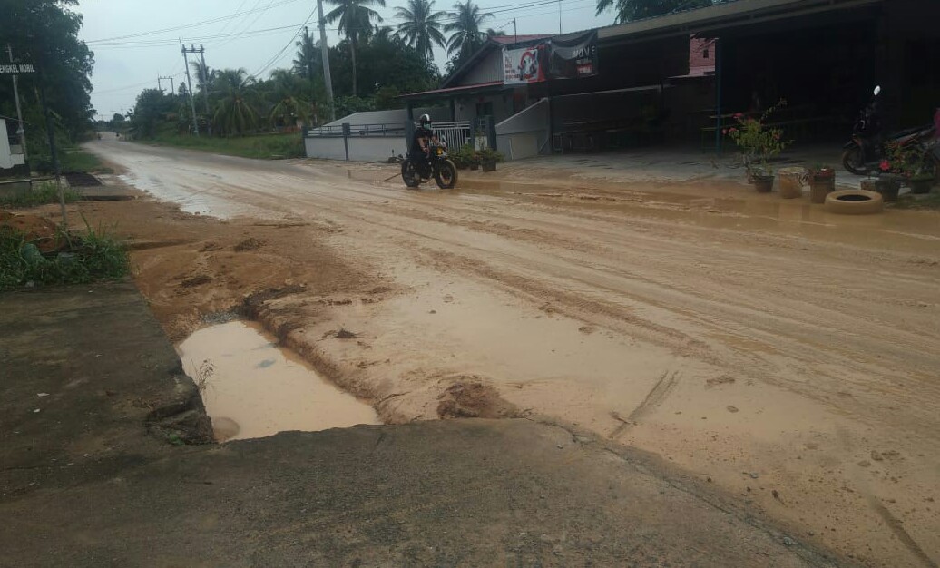 Hati -hati Melewati Jalan Sungai Kecil, Ada Becek Licin Akibat Drainase Sumbat