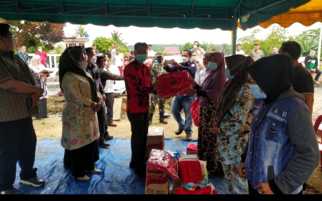 Bupati Rohil Salurkan Bantuan Kebakaran di Kelurahan Bagan Batu Kota