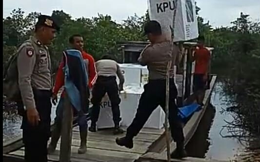 Sulit Dijangkau Distribusi Logistik Dikirim Pakai Perahu Kayu