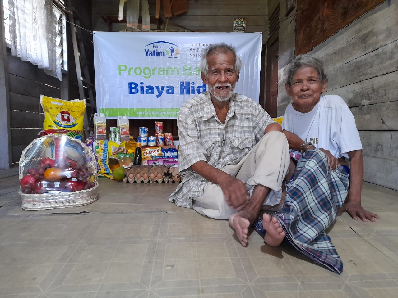 Lansia Berumur 80 tahun di Pekan Baru Dapat Santunan Dari Rumah Yatim