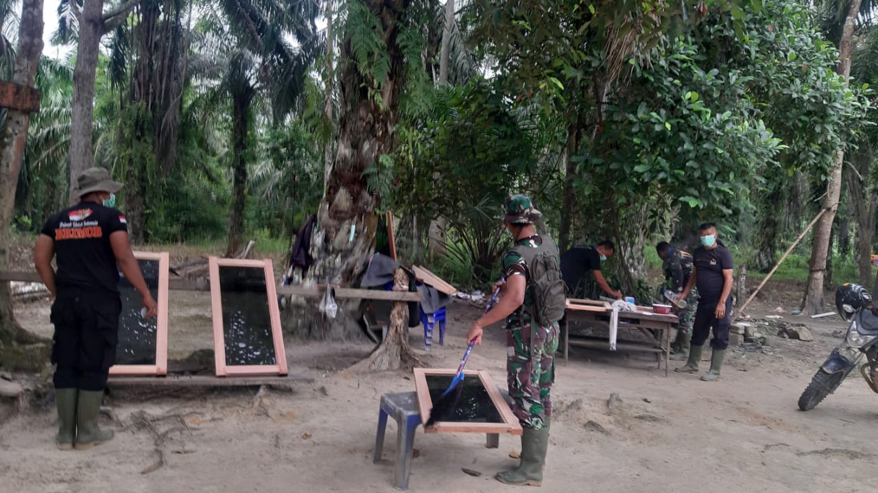 TNI dan Warga Saling Bahu Membahu Bangun RTLH Bu Siti Halimah