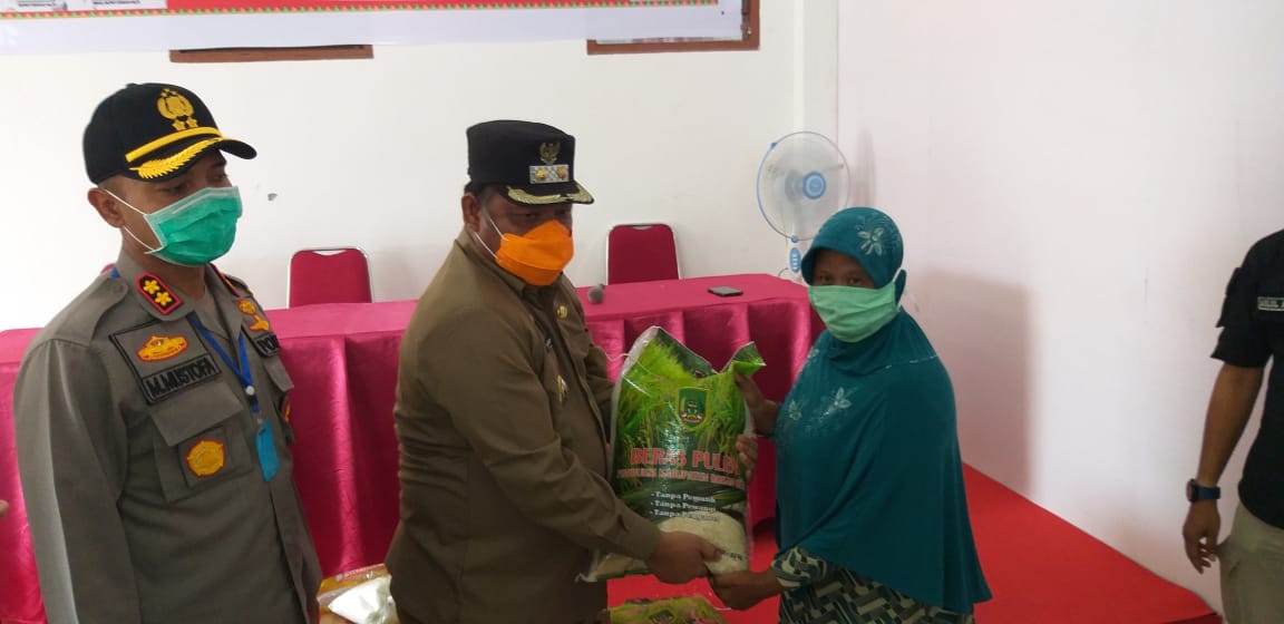 Wabup Rohil Serahkan Bantuan Sembako Dampak Penanganan Covid 19 di Kecamatan Rantau Kopar
