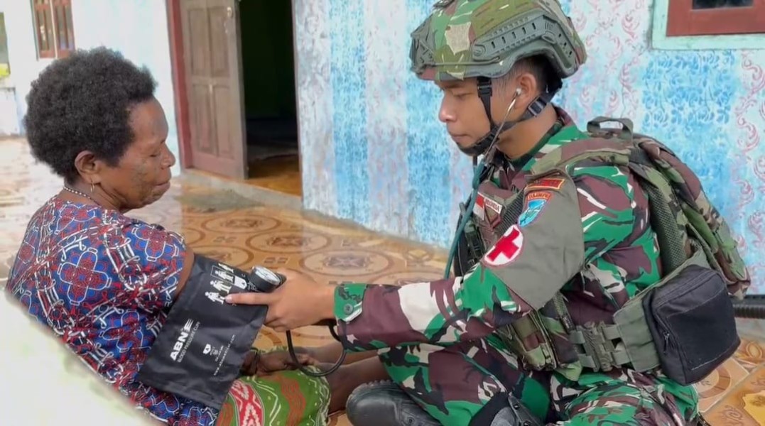 Satgas Yonif 642/Kps Berikan Pelayanan Kesehatan di Distrik Dataran Beimes
