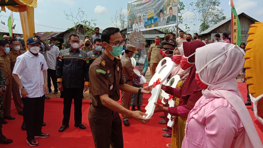 Kasi Intel Kejari Rohil Hadiri Peresmian 30 Unit Rusus Nelayan Kasi Intel Kejari Rohil Hadiri Peresmian 30 Unit Rusus Nelayan