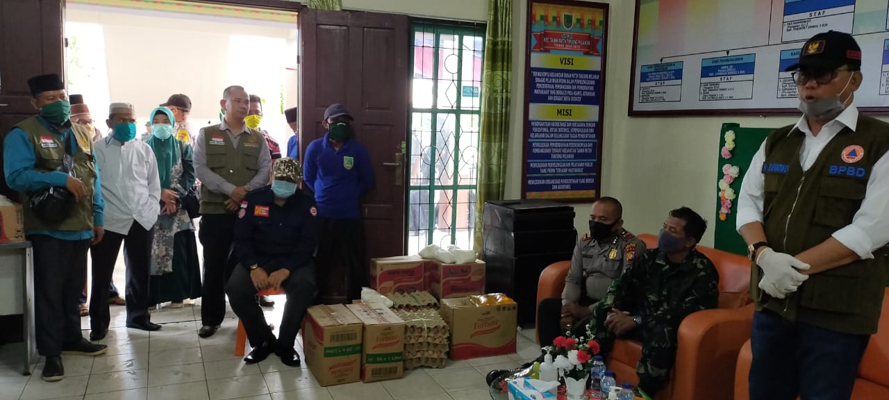 Secara Simbolis H.Suyatno Serahkan Bantuan Sembako Dampak Penanganan Covid 19