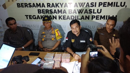 Tim Bawaslu Pekanbaru Amankan 4 Pelaku Serangan Fajar Pemilu, Tim Bawaslu Pekanbaru Amankan 4 Pelaku Serangan Fajar Pemilu,