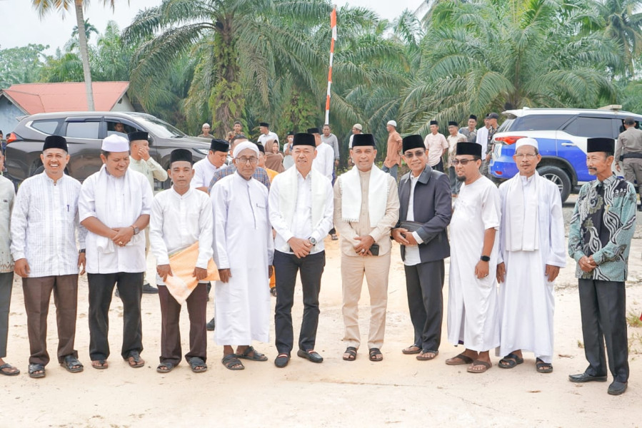 Bupati Rohil Kunjungi Madrasah Suluk Thariqat Naqsyabandiyah Teluk Pulau Hulu