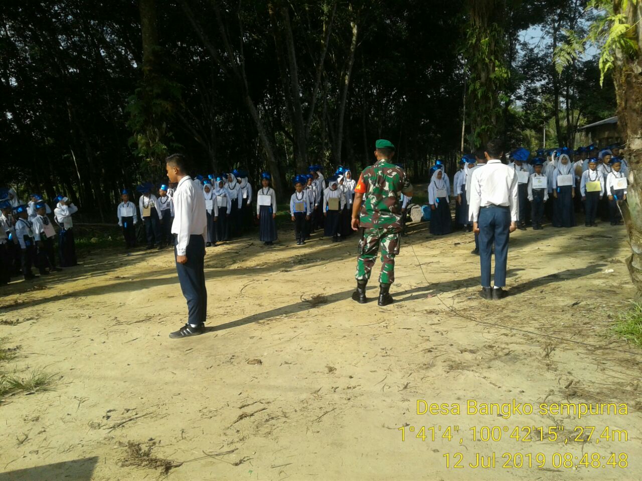 Babinsa Koramil 05/RM Tanamkan Rasa Cinta Negara Kepada Siswa Baru SMPN 06