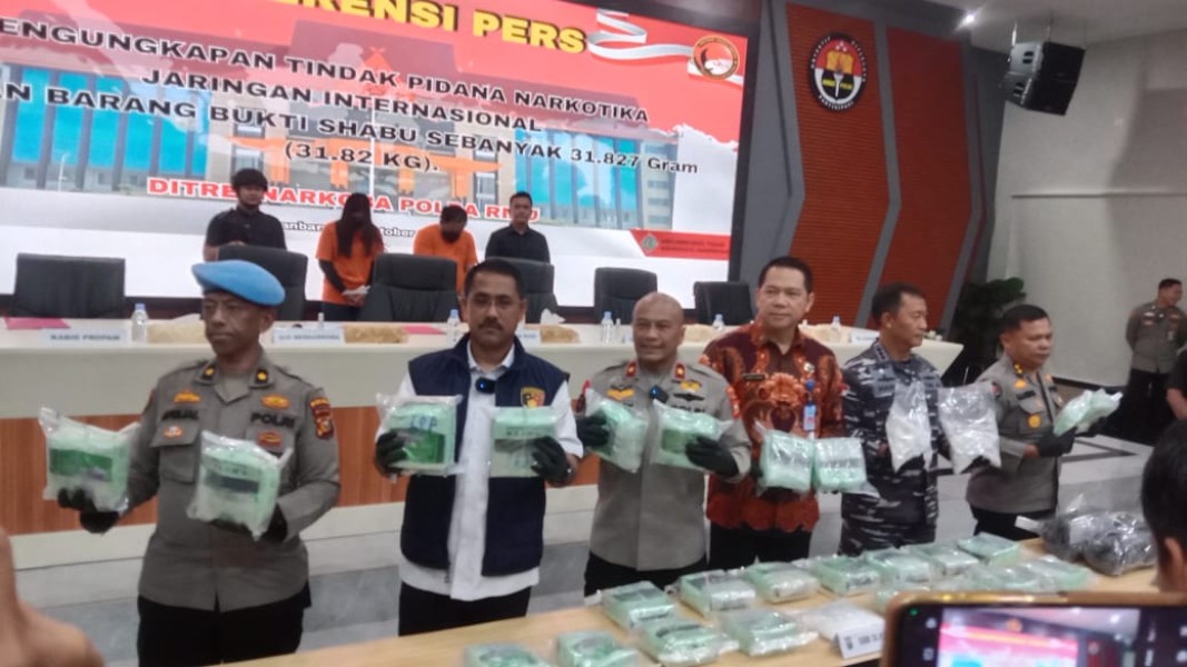 Polda Riau Ungkap Peredaran 31.8 Kg Sabu, Kurir Sepasang Kekasih Diamankan Polda Riau Ungkap Peredaran 31.8 Kg Sabu, Kurir Sepasang Kekasih Diamankan