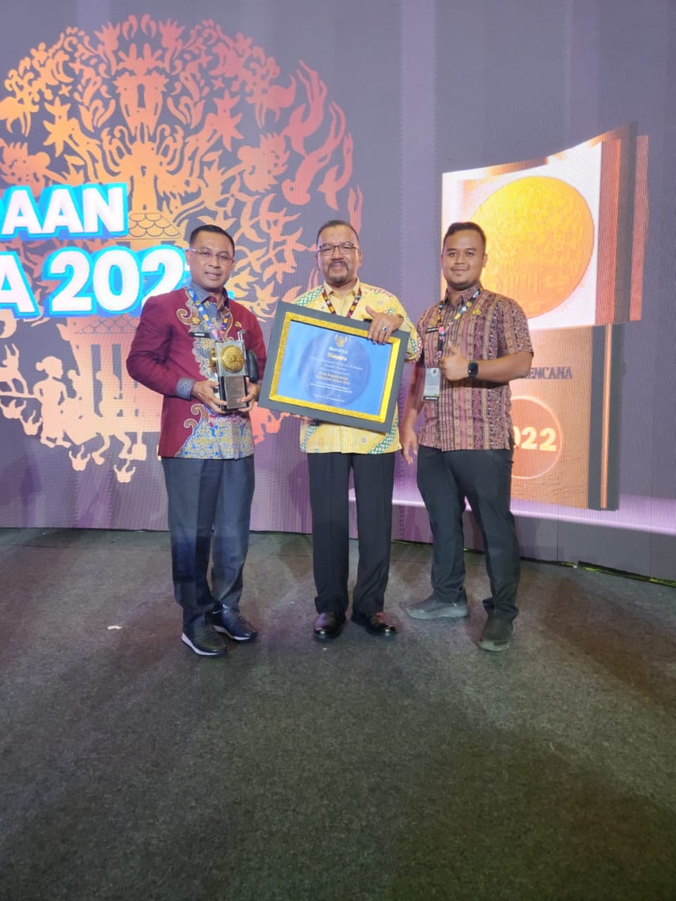 Kadis DLH Rohil Dampingi Sekda Terima Sertifikat Adipura 2022