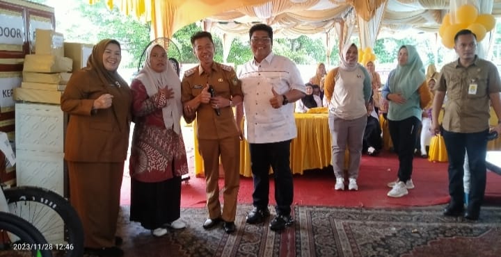 Bupati Rohil Beri Hadiah Umroh Pada Satu Orang Kader Posyandu