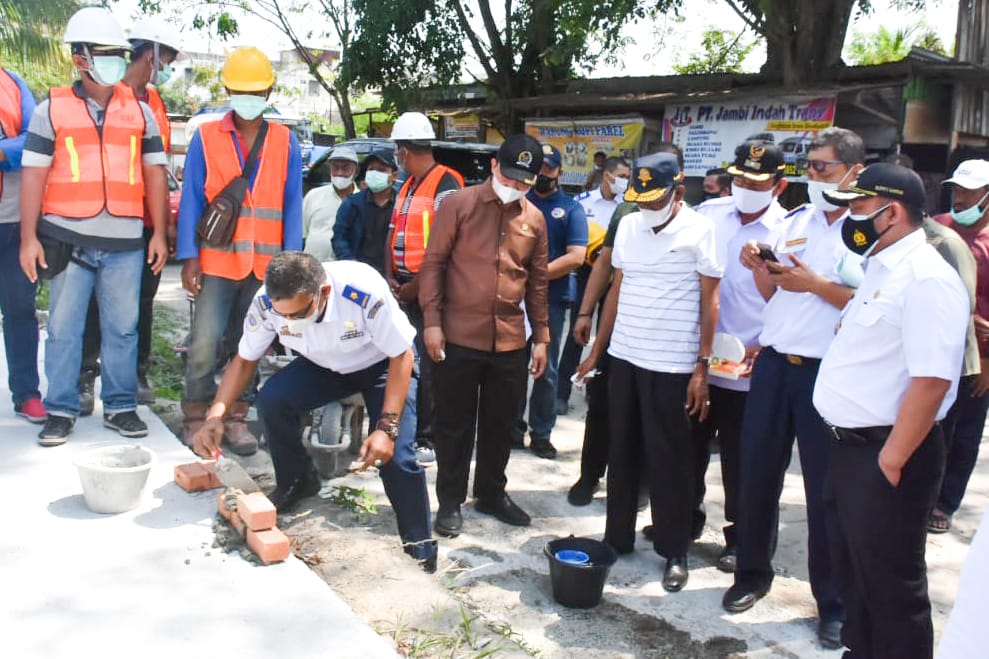 Bersama DPR RI, Bupati Kampar Lakukan Peletakan Batu Pertama Pembangunan Halte