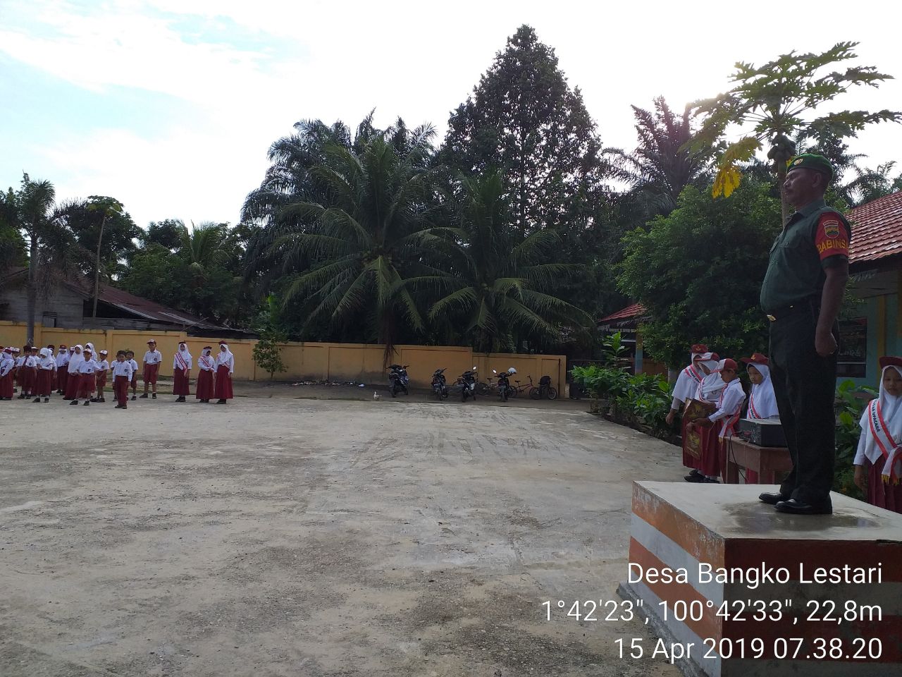 Babinsa Koramil 05/RM Pimpin Upacara Bendera di SDN 012 Bangko Lestari Babinsa Koramil 05/RM Pimpin Upacara Bendera di SDN 012 Bangko Lestari