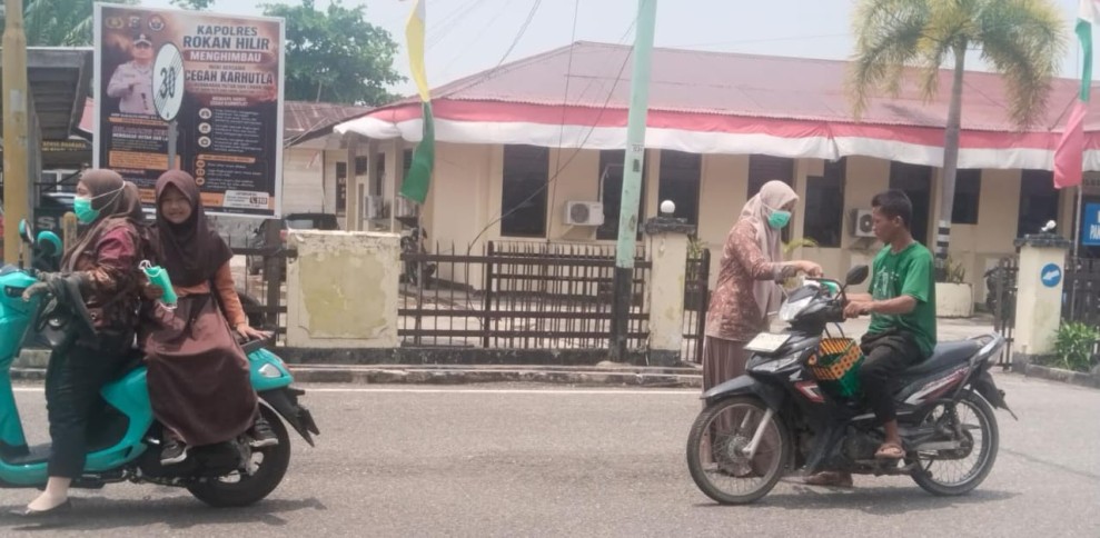 Dinkes Rohil Bersama Puskesmas dan PPNI Bagikan Masker Gratis kepada Masyarakat dan Sekolah