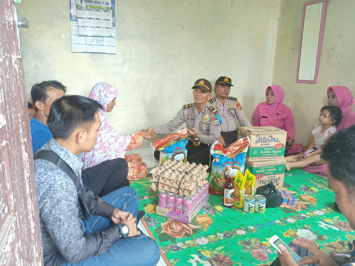 Peduli Terhadap Warga Kurang Mampu ! Polsek Kubu Bagi-bagi Sembako