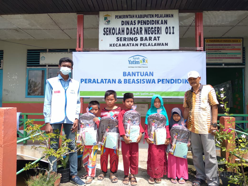 Rumah Yatim Riau Salurkan Bantuan Meliputi Beasiswa Dhuafa Untuk 17 Anak dan Guru di SDN 011