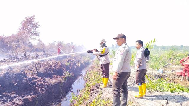 Titik Api Nihil, Polsek Bangko Tetap Lakukan Pendinginan Hotspot di Desa Labuhan Tangga Hilir
