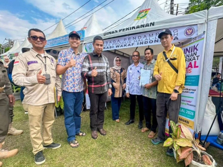 Tinjau Stand Pesta Rakyat, Bupati & Wabup Kampar Serahkan Sertifikat Halal