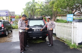 Pakai Plat Hitam, Mobil Dinas Eks DPRD Rohil Kena Tilang Polsek Bangko