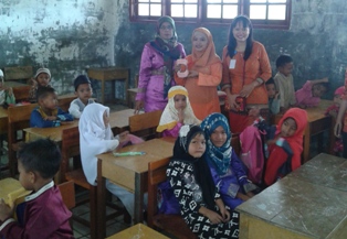 Tim Kesehatan Panipahan Taja Penuyulahan Gigi Sehat Pada Anak- anak SD & Mi