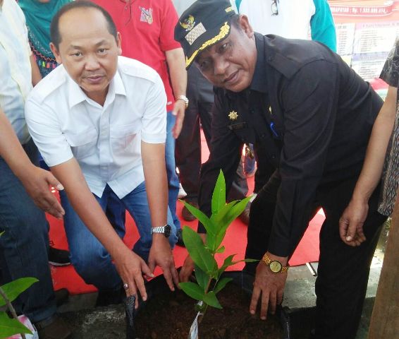 Wabup Rohil Tanam Pohon Jambu Madu Bersama DPRD Riau Disinaboi