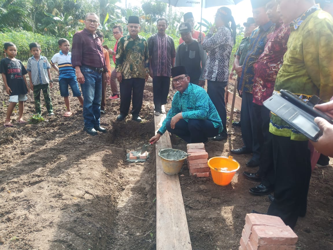 Bupati Rohil Resmikan Petelakan Batu Pertama Gedung Serbaguna Desa Bangko Mukti