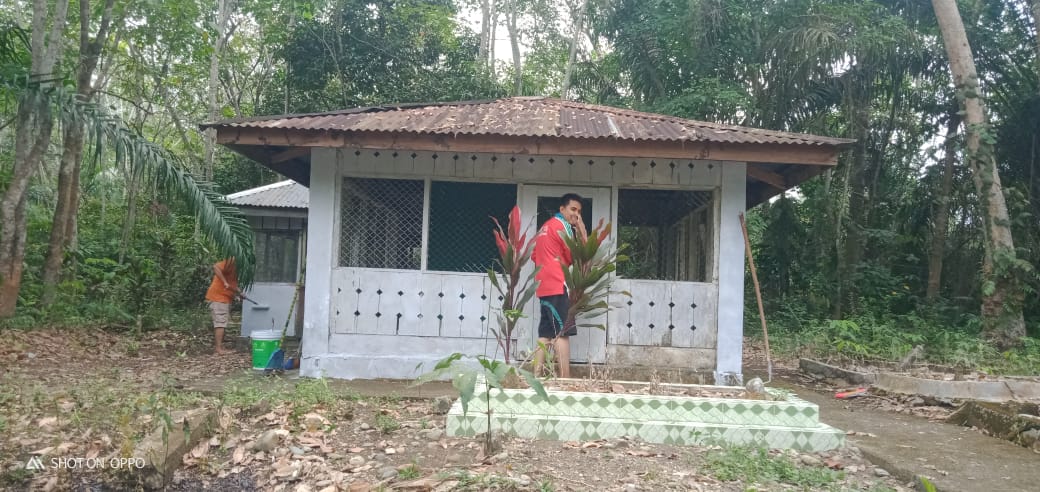 Lembaga Tepak Sirih Melakukan Kegiatan Merawat Makam Tua Di TPTM Rohil