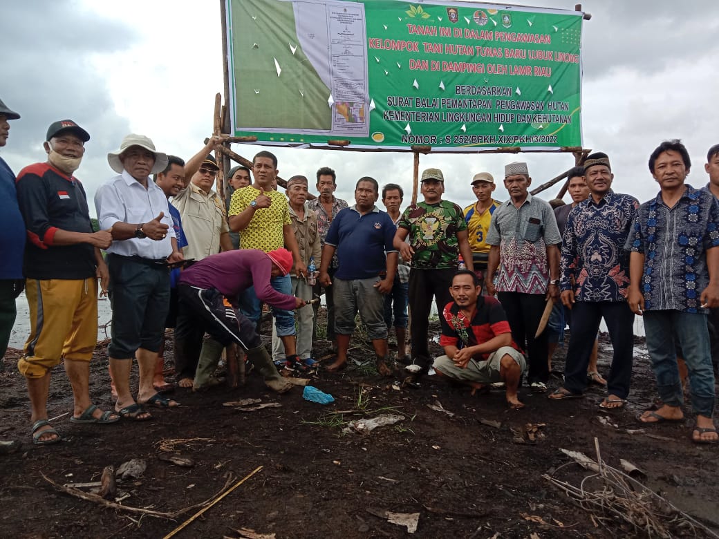 LAMR Riau Dampingi Kelompok Tani Hutan Tunas Baru Lubuk Linong Pasang Plang Pengawasan LAMR Riau Dampingi Kelompok Tani Hutan Tunas Baru Lubuk Linong Pasang Plang Pengawasan