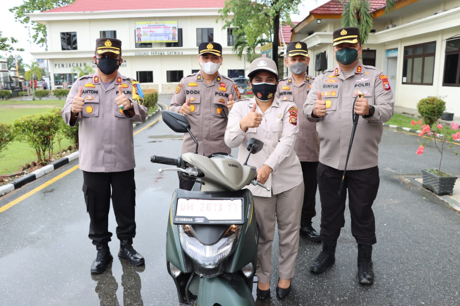 Ajak Masyarakat Vaksin Dalam Jumlah Banyak, Ibu ini Dapat Motor dari Kapolres Pelalawan