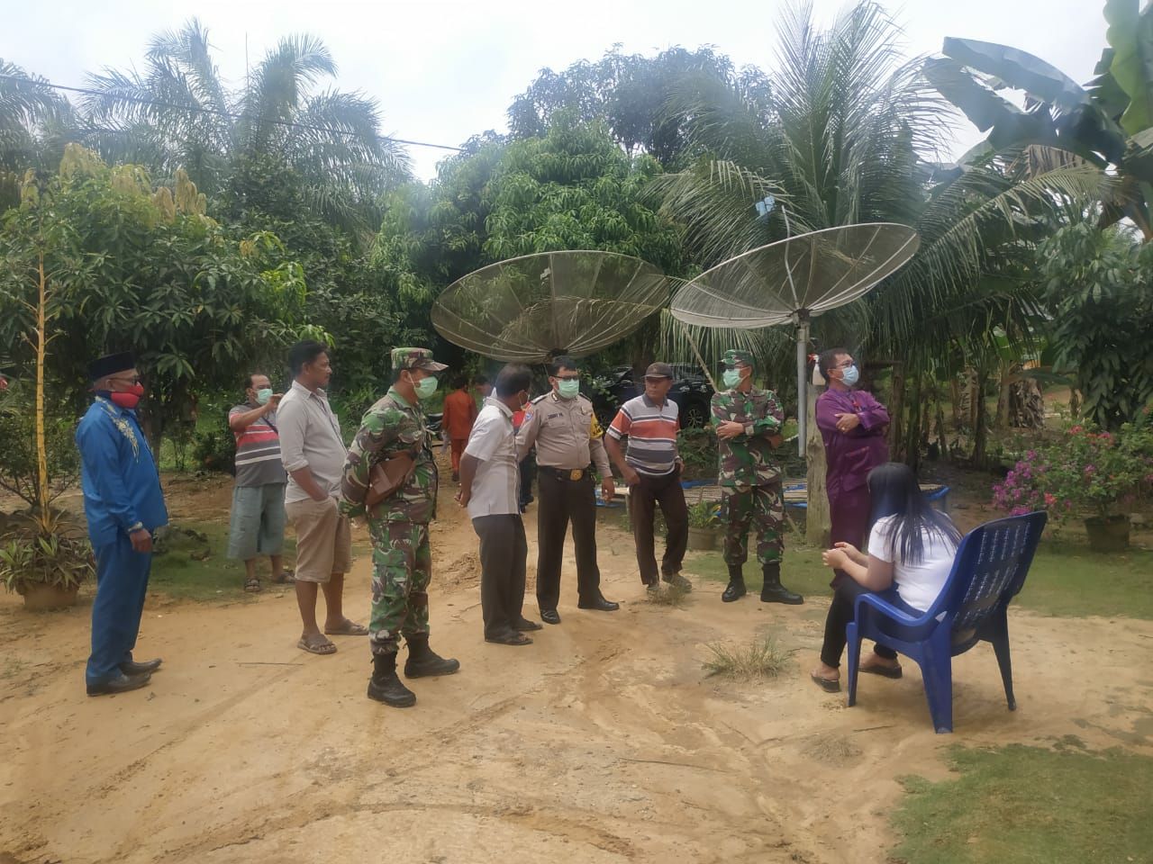 Danramil Dan Babinsa Dampingi Tim Medis Cek Kesehatan Warga Danramil Dan Babinsa Dampingi Tim Medis Cek Kesehatan Warga