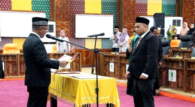 Wakil Ketua DPRD Rohil Basiran Lantik PAW Anggota DPRD Dari Partai Berkarya