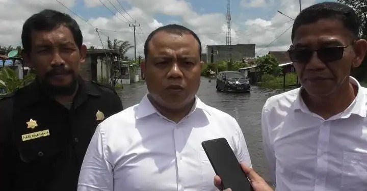 Anggota DPRD Rohil M. Syahpadri Tinjau Genangan Banjir