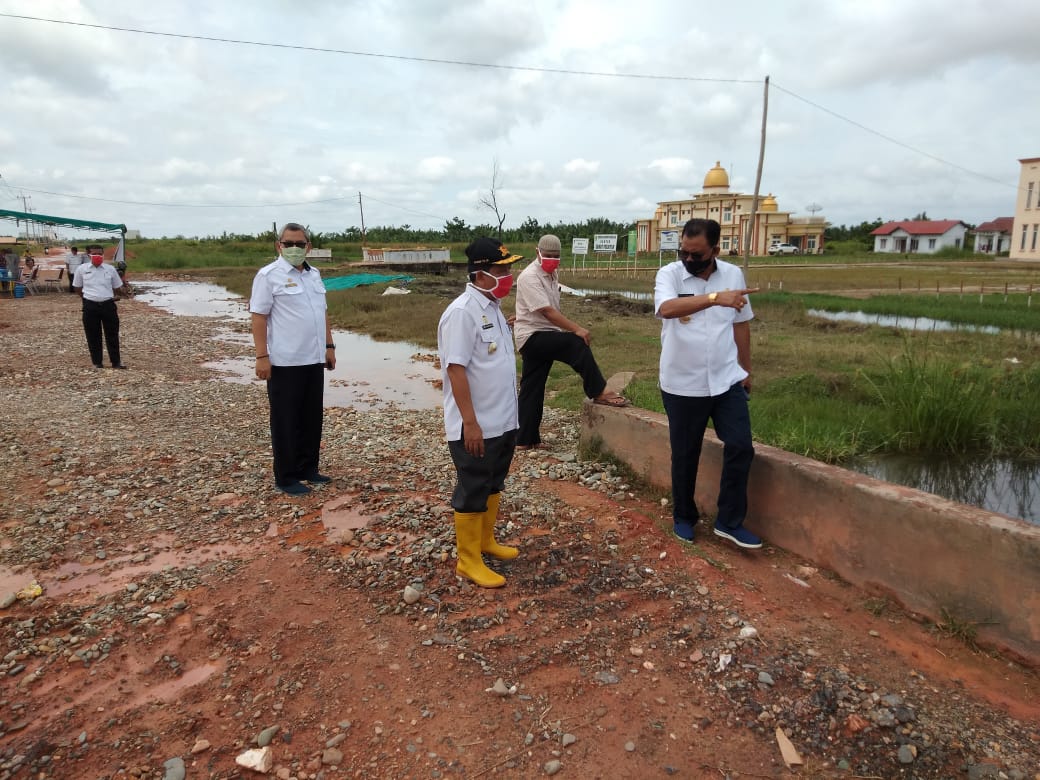 Berkubang 300 Meter Jalan Lintas Pesisir di Pekaitan Dalam Perbaikan