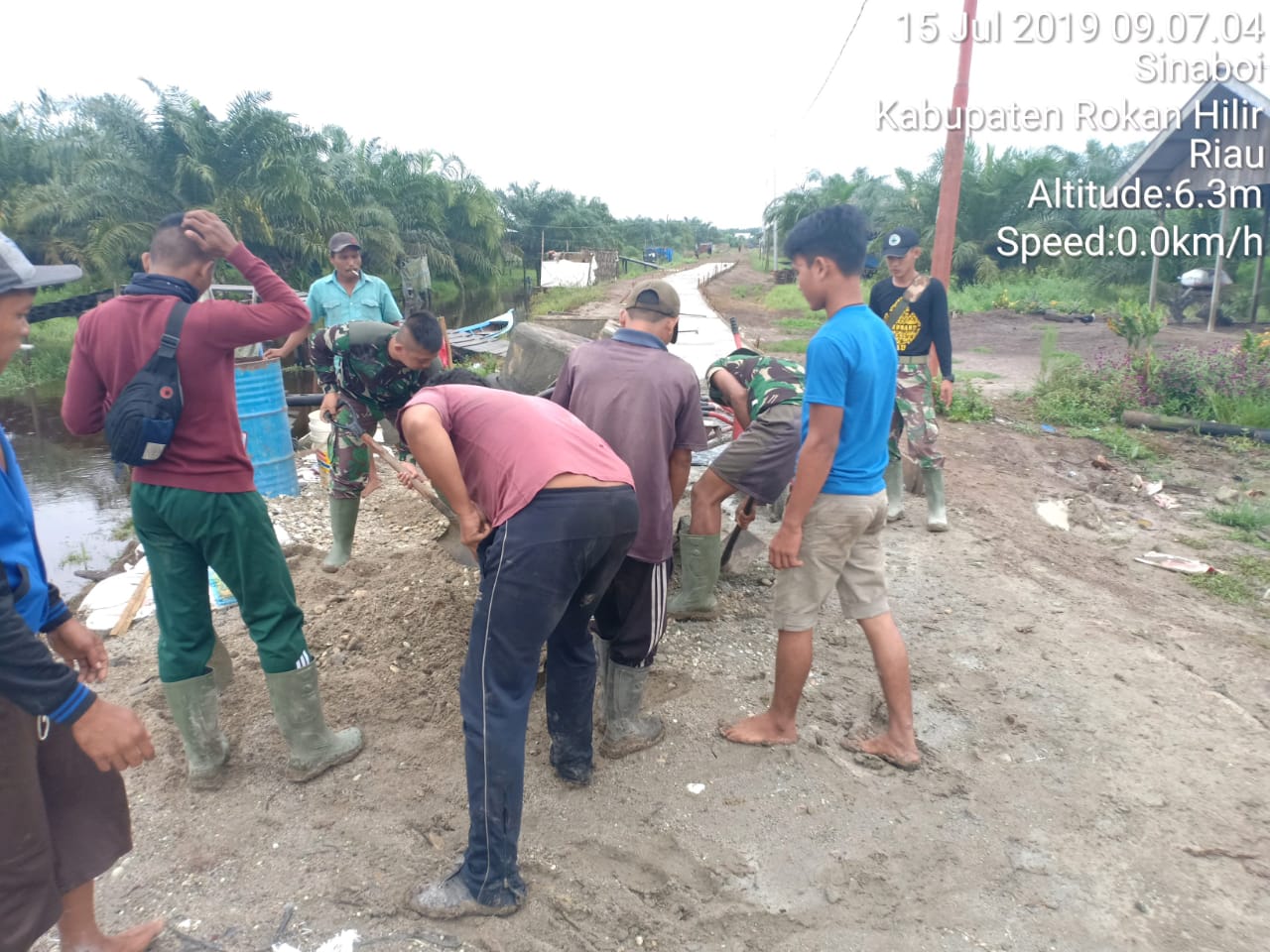 TNI dan Warga kerja Keras Bangun Jalan, Emak-Emak Persiapkan Makanan