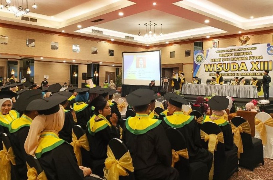 Cerita Haru Nurul Azizah, Pemuncak Wisuda XIII STIE Dharma Putra Pekanbaru