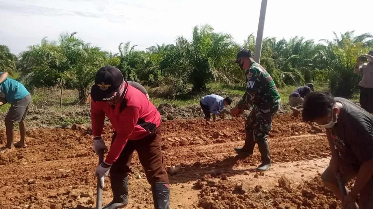 Satgas TMMD Gesa Aukas, Pindahkan Tanah dan Kerikil ke Bahu Jalan
