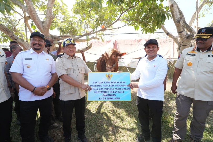 Kasatgas Tito Serahkan Bantuan Sapi Presiden Prabowo kepada Masyarakat Aceh