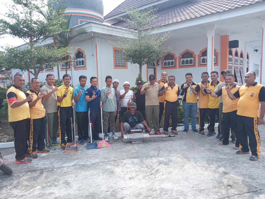 Polsek Bangko Laksanakan Kegiatan Bersih Sehat Di Masjid Al-Kautsar