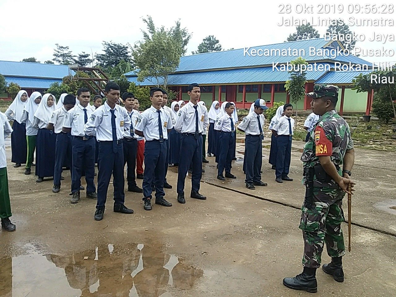 Babinsa Koramil 05|RM Latih Siswa SMPN 2 Materi Dasar PBB