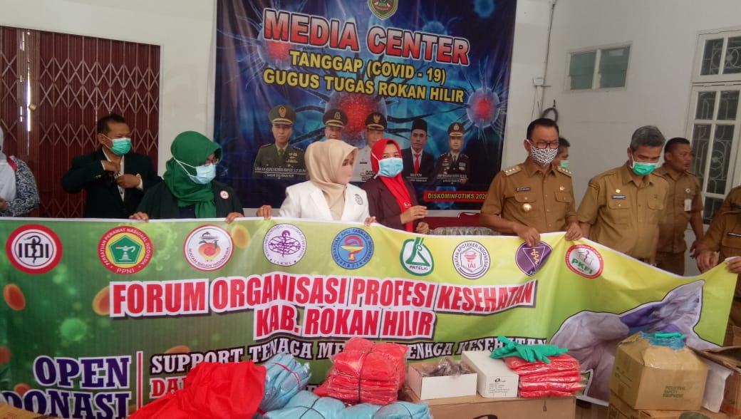 Bupati Suyatno Terima 200 set APD dari Forum Organisasi Profesi Kesehatan Rohil