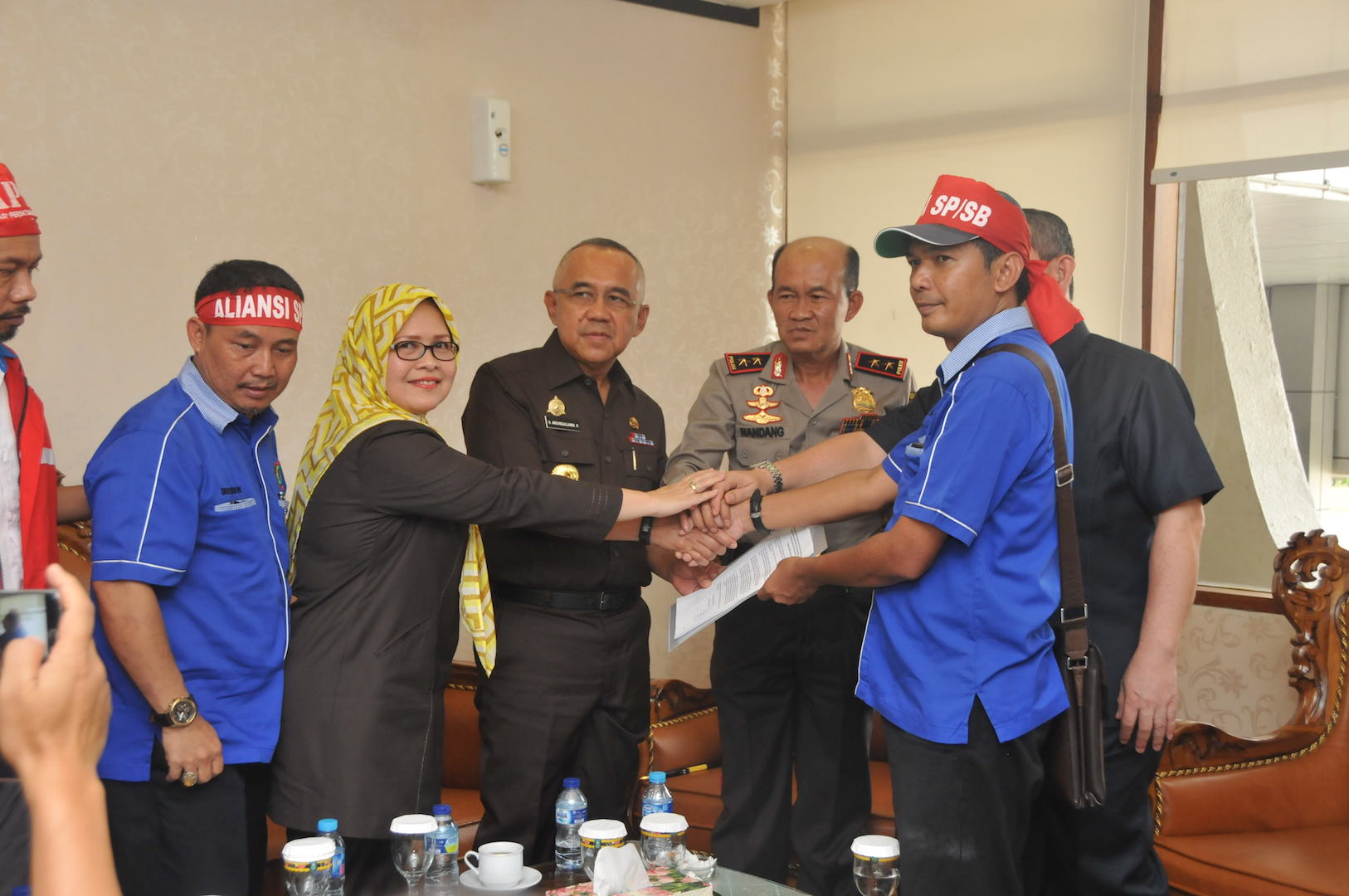 Gubernur Riau Langsung Tandatangani Surat Tuntutan Buruh RAPP