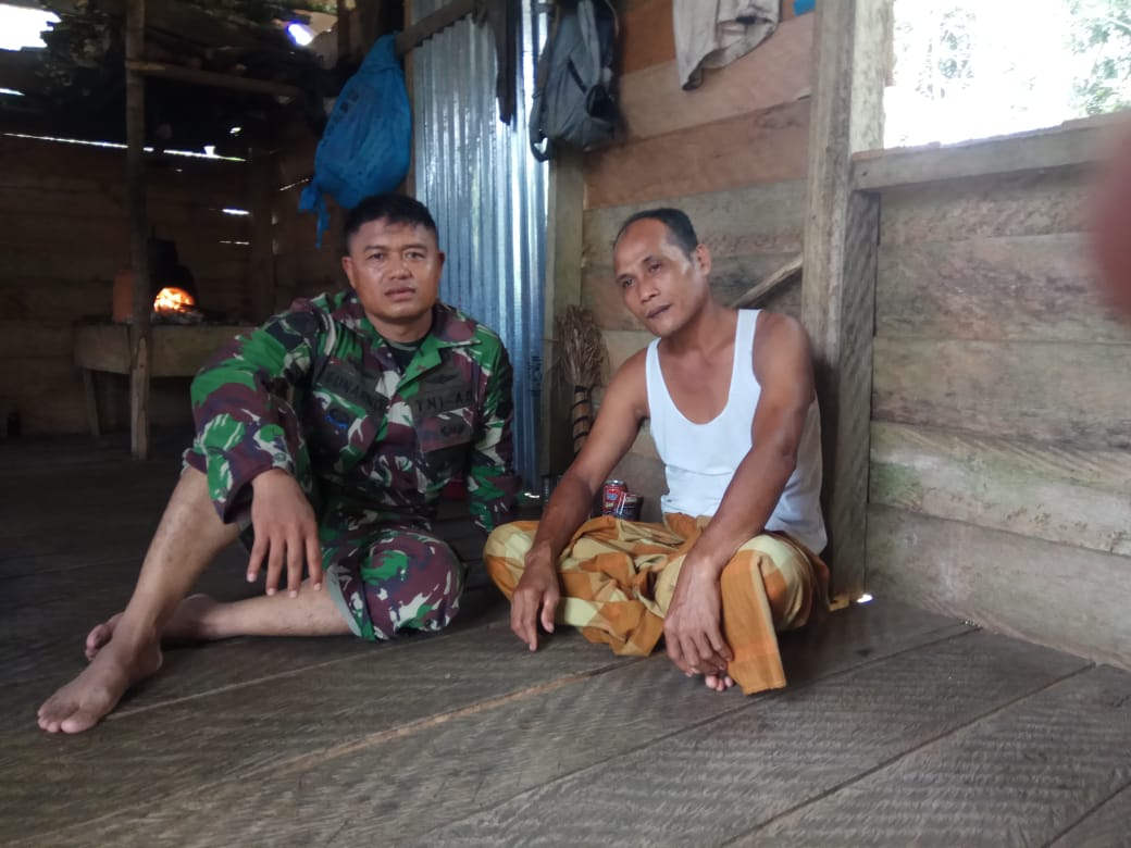 Anggota Satgas TMMD Kodim 0313/KPR Sambangi Warga