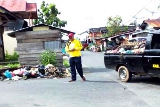 Kepala DLH Rohil Akhirnya Yang Membersihkan Tumpukan Sampah Busuk Kepala DLH Rohil Akhirnya Yang Membersihkan Tumpukan Sampah Busuk