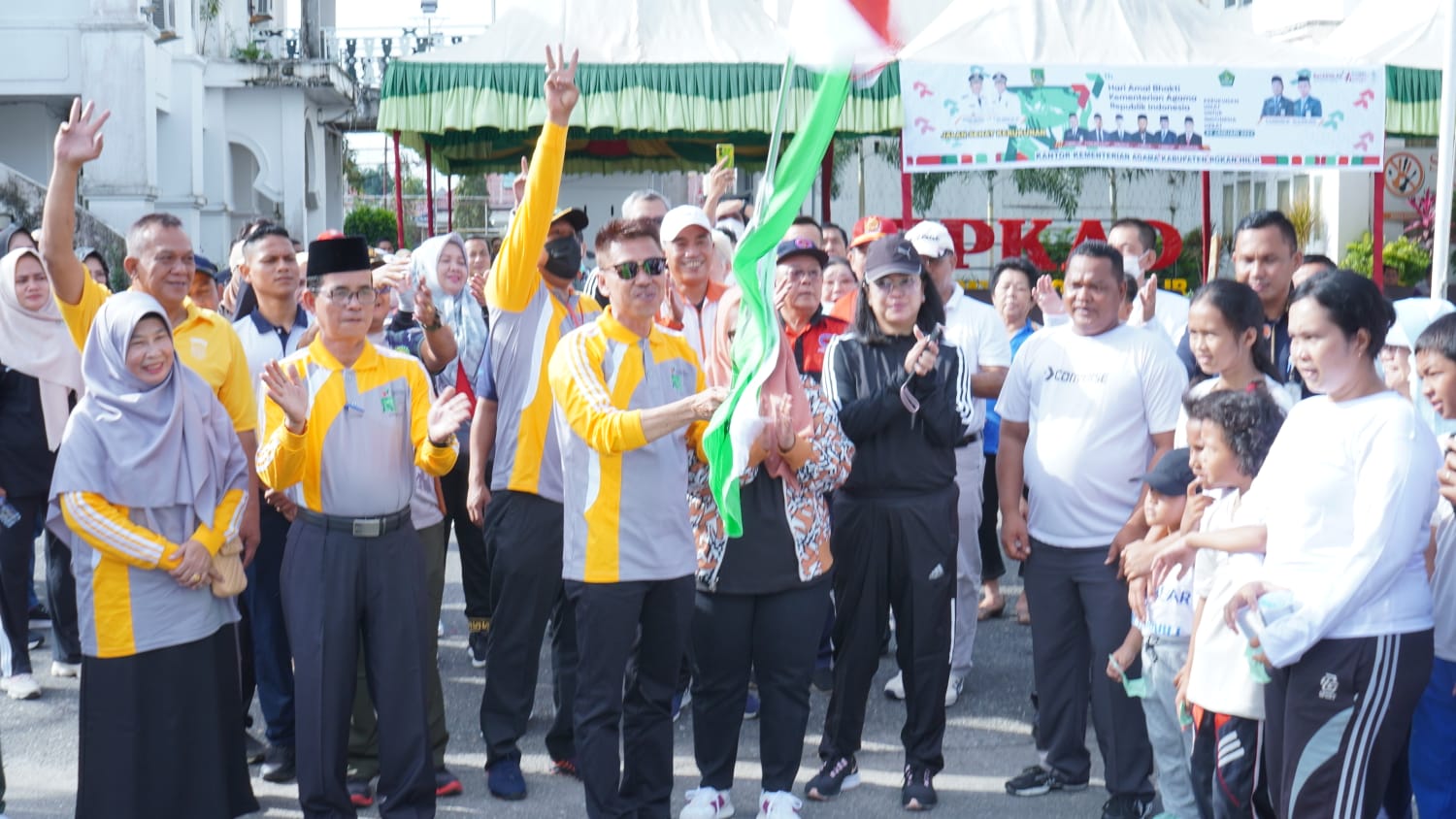 Bupati Rohil Lepas Jalan Santai Hari Amal Bhakti Ke -77 Kemenag Tahun 2023