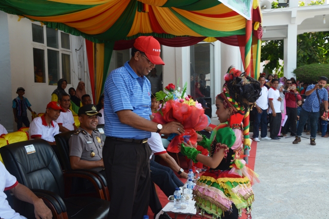 Pawai Lomba Marching Band, Bupati Rohil Dihadiahi Bunga