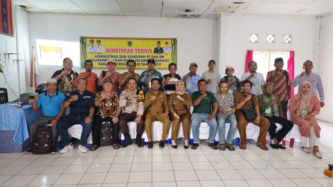 Lurah Baganbarat Rina S.Pd Buka Bimtek Admistrasi dan Kearsipan RT/ RW Se-kelurahan