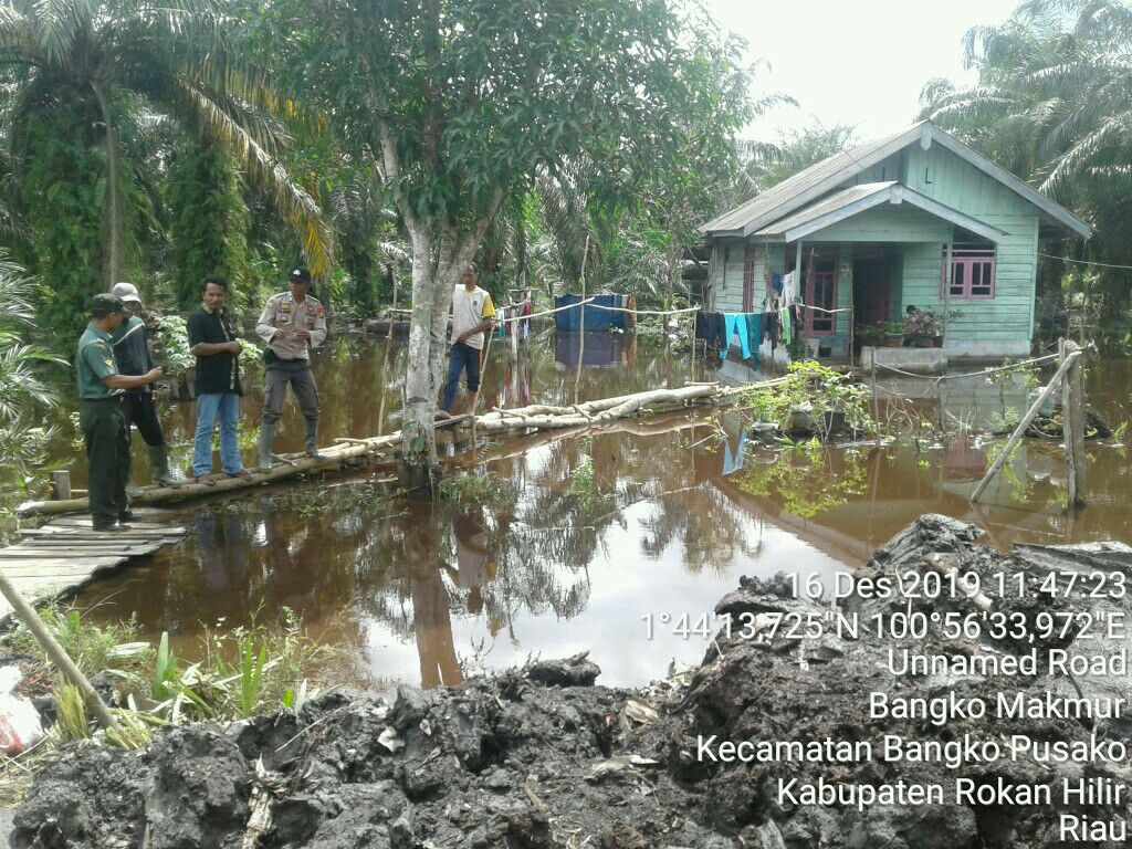 Curah Hujan Tinggi, Babinsa Koramil 05/RM Bersama Bhabinkamtibmas Laksanakan Pemantauan Banjir