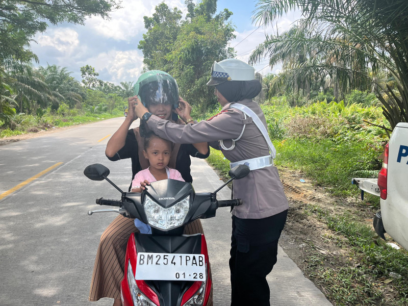 Satlantas Polres Rohil Bagikan Helm dan Kaos ke Warga Yang Patuh Aturan Lalin
