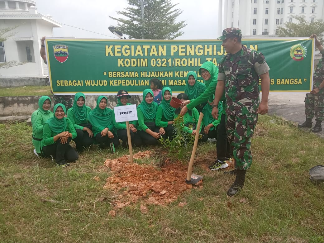 Dukung Pencanangan HPSN, Persit KCK Kodim 0321 Rohil Lakukan Penghijauan
